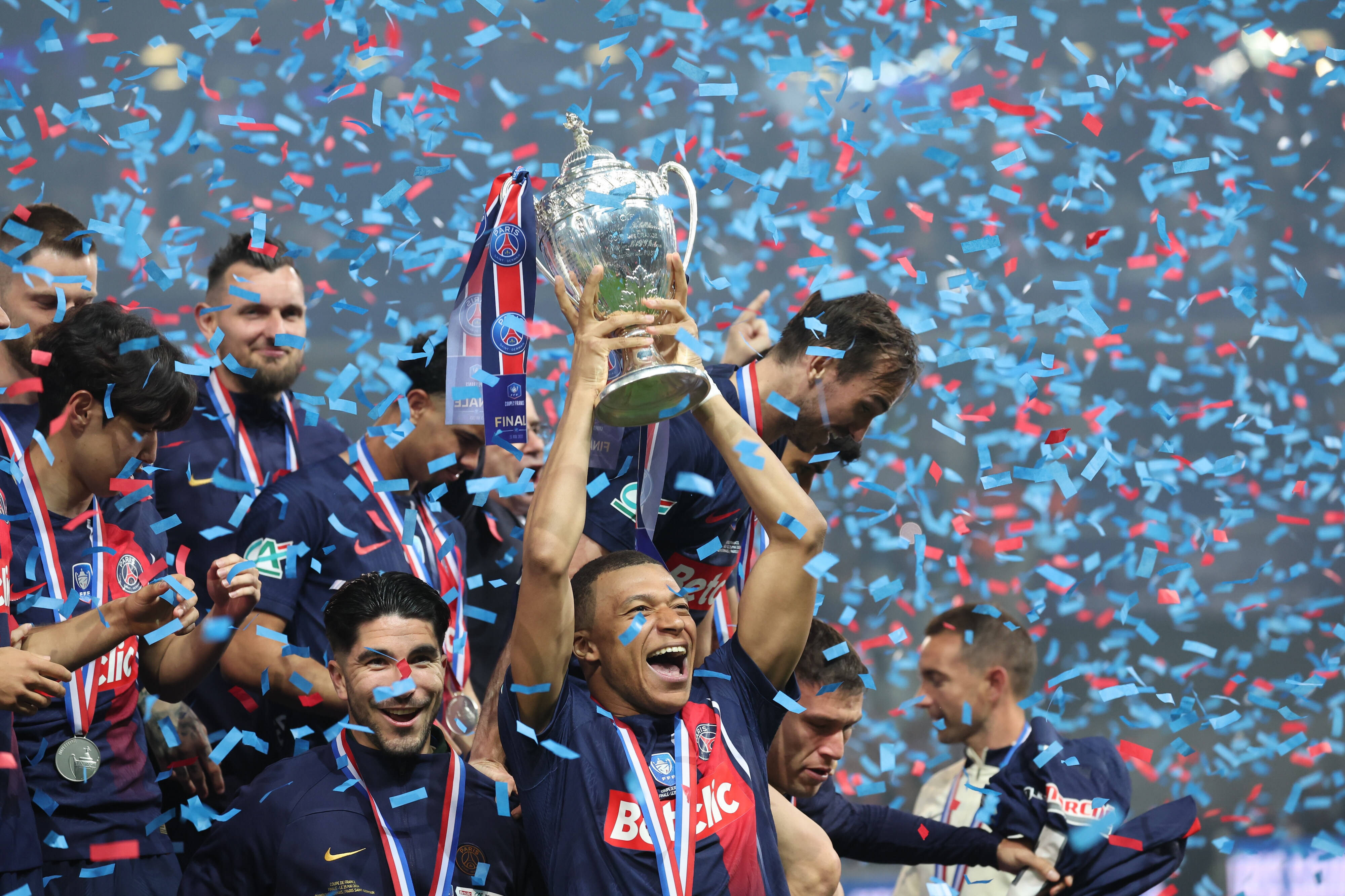 姆巴佩官方宣布重要助攻新规，曼联引发争议！的简单介绍