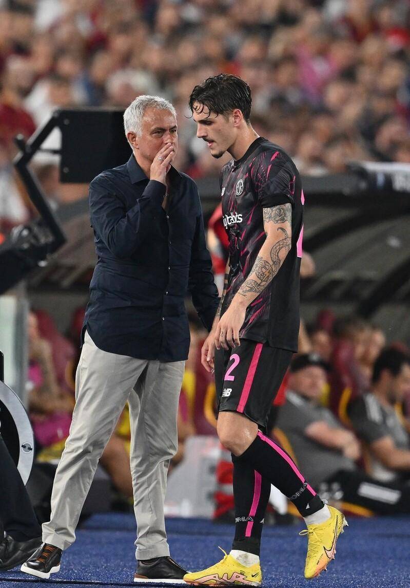 圣安东尼奥马刺训练开放日;今晨更衣室发声引欢呼;欧联在即;年轻球员得到机会 圣安东尼奥马刺训练开放日;今晨更衣室发声引欢呼;欧联在即;年轻球员得到机会