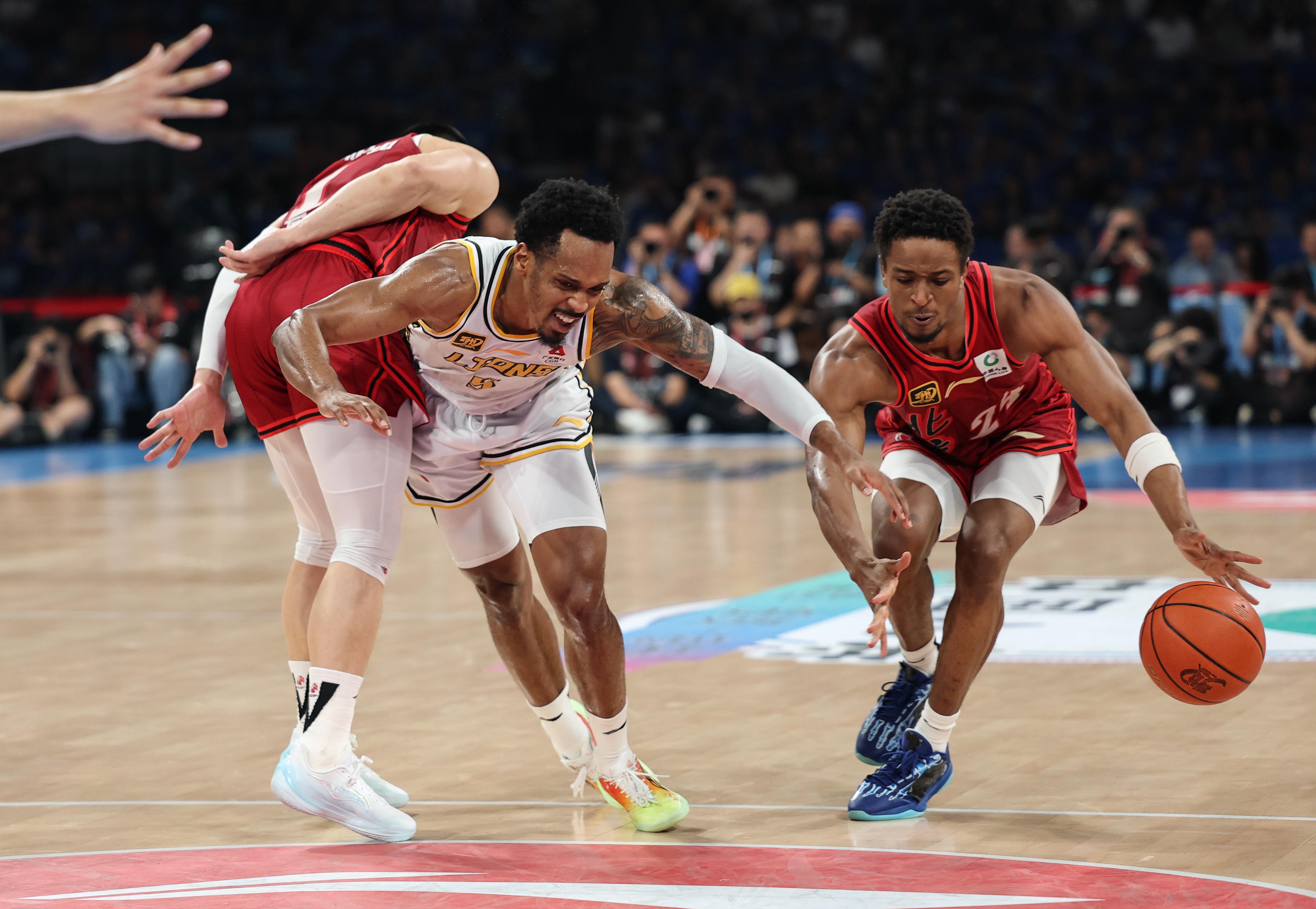 关于赛前CBA季后赛焦点战，印第安纳步行者扳平良机，悬念犹存，团队化学反应显著的信息